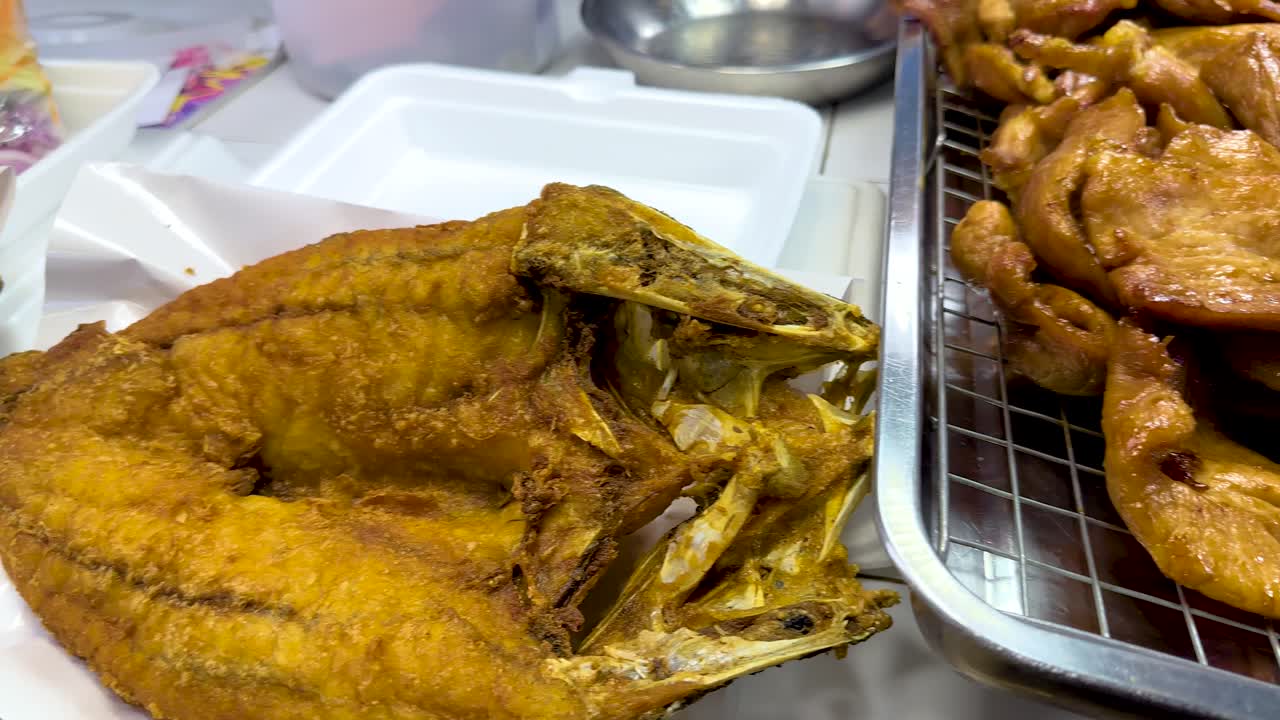 방 시장 에 전시 된 맛있는 김 음식