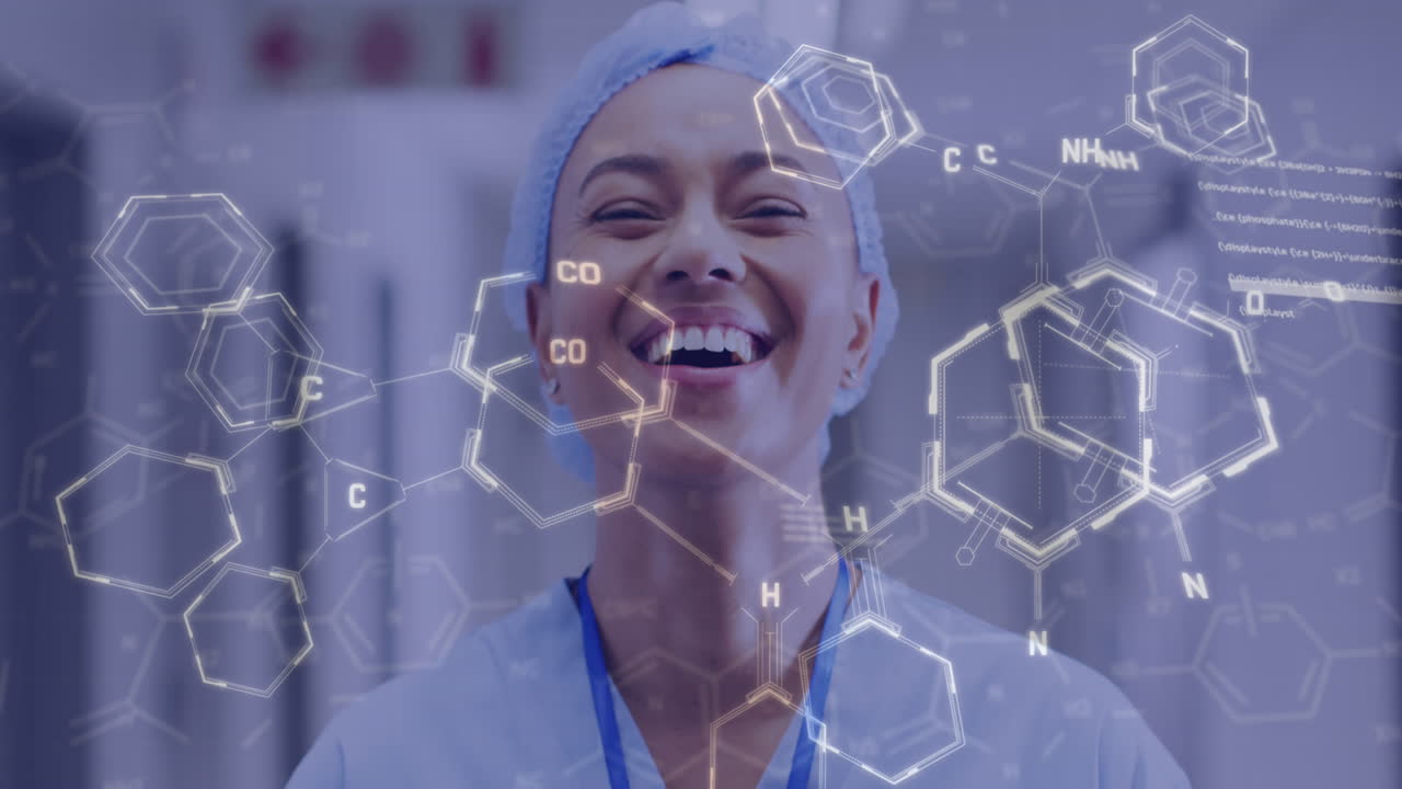 animación del procesamiento de datos médicos sobre la sonrisa de una doctora biracial en el hospital
