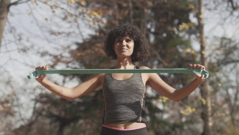 Ejercicio-De-Bandas-Elásticas-De-Cardio-Por-Una-Chica-Negra-De-ébano