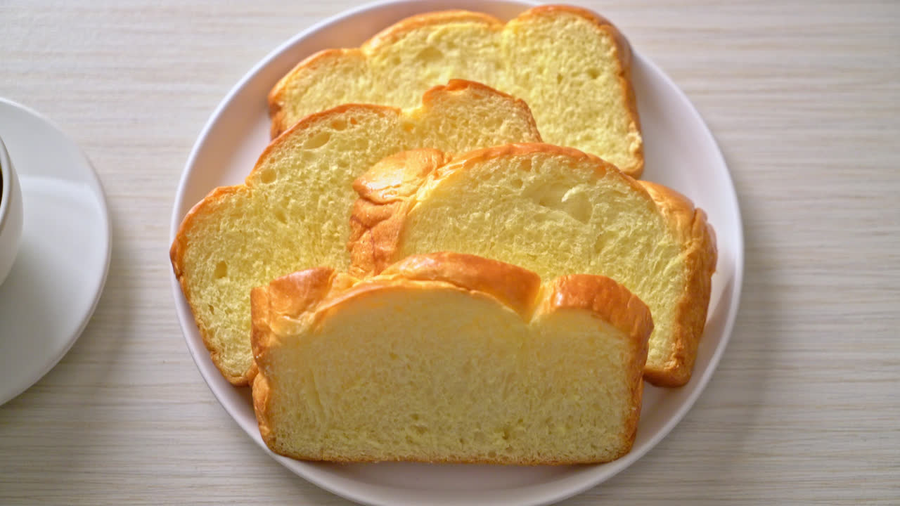 아침에 커피와 고구마 빵