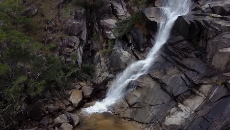 Davies-Creek-Fällt-Auf-Die-Felsen-Im-Davies-Creek-National-Park,-Queensland,-Australien