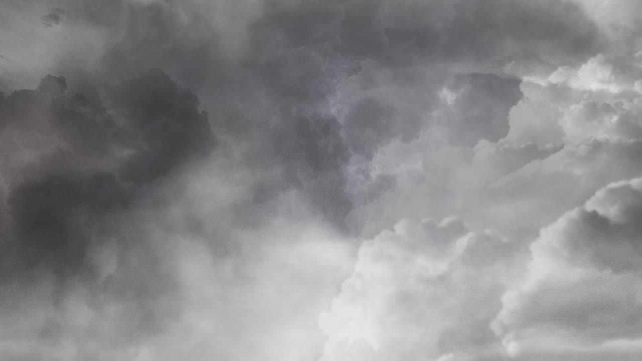 어두운 하늘과 두꺼운 구름의 4k 보기