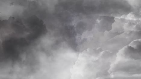 vista 4k del cielo oscuro y nubes espesas