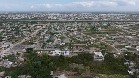 la vista de drones de brisas del este se encuentra cerca de las áreas residenciales de mirador del este y paraíso oriental, santo domingo.