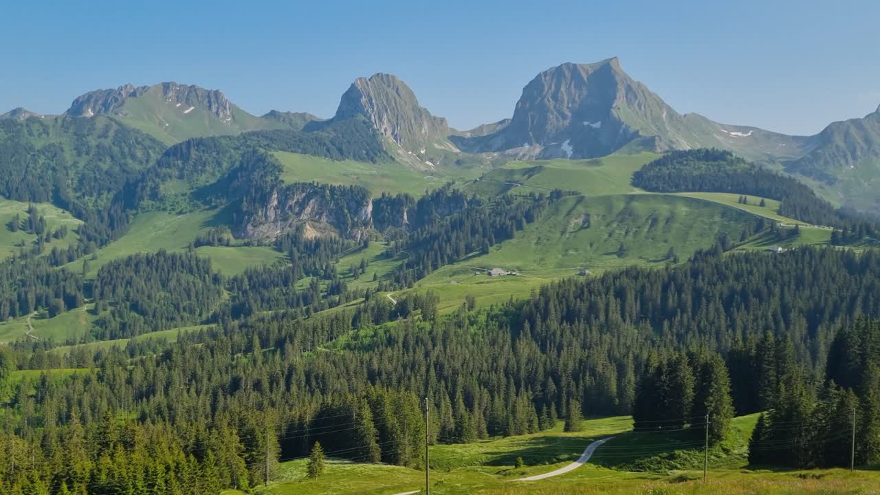 Panoramabild der Schweizer Alpenlandschaft in der Gantrisch-Region, mit den Bergen Nünenflue, Gantrisch, Bürgle, Chrummfadeflueh und Ochsen unter einem sonnigen Sommerhimmel