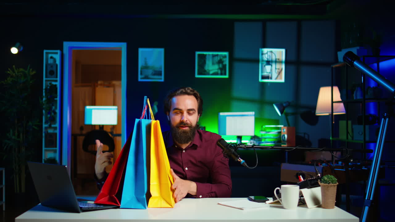 쾌적 한 인플루언서 가 다채로운 쇼핑 가방 을 선보인다