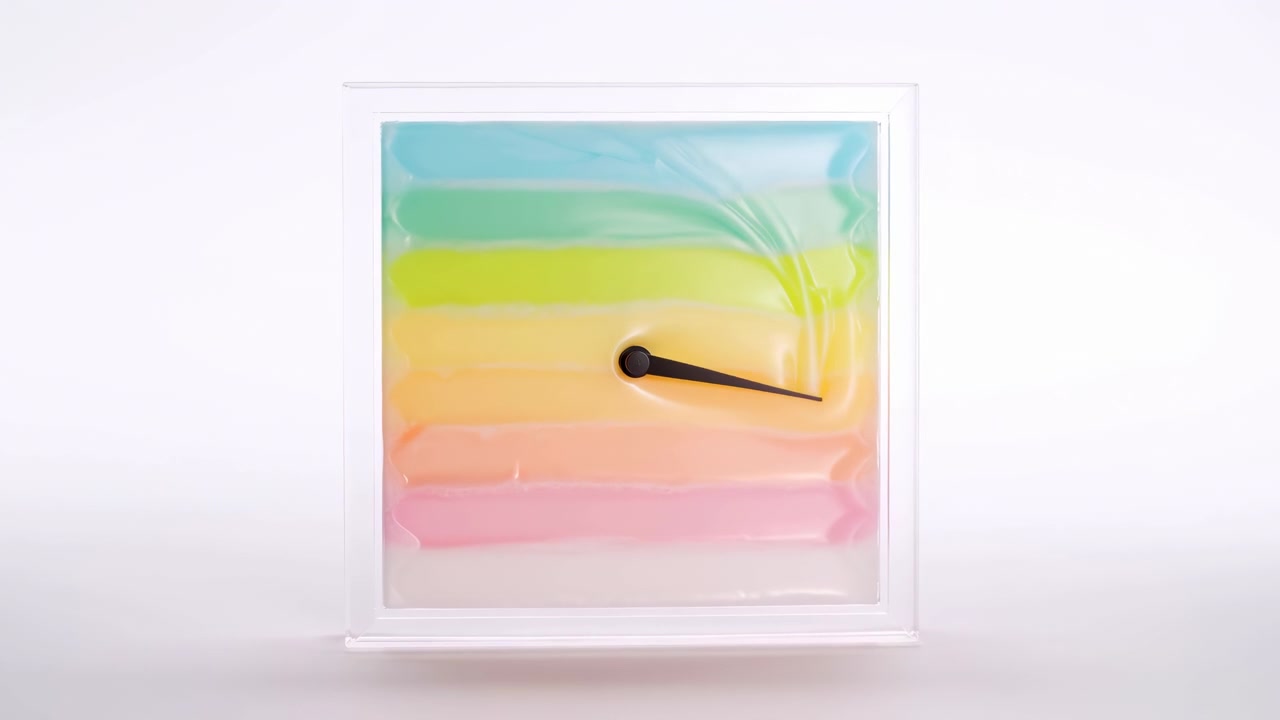 Una singola lancetta sottile nera ruota in senso orario attraverso strati di bande di gel pastello all'interno di una cornice quadrata acrilica trasparente, contattando e deformando visibilmente gli strati traslucidi mentre la lancetta si muove verso