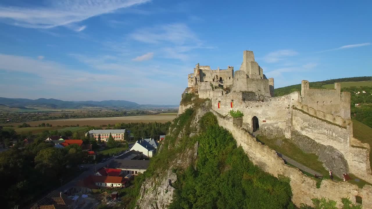 asombrosa vista aérea de la ruina de un castillo abandonado en la cima de una colina en eslovaquia