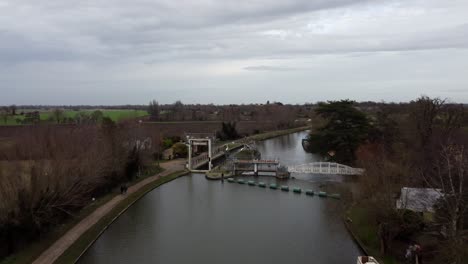 canotaje estrecho esperando para pasar a través de cebos bloqueo de mordedura río cam cambridgeshire reino unido imágenes aéreas de drones