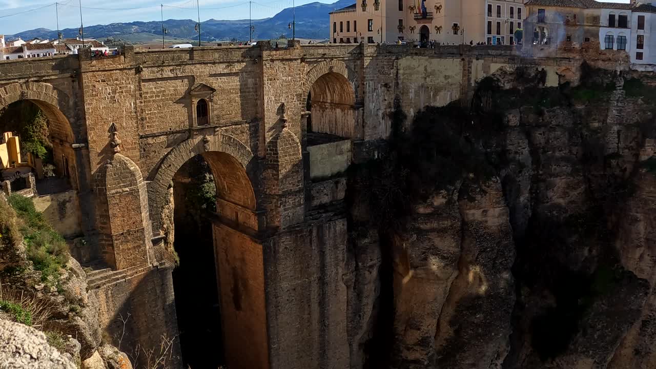 멋진 오래된 벽돌 다리가 산의 절벽을 가로질러 펼쳐져, 정적 론다 스페인