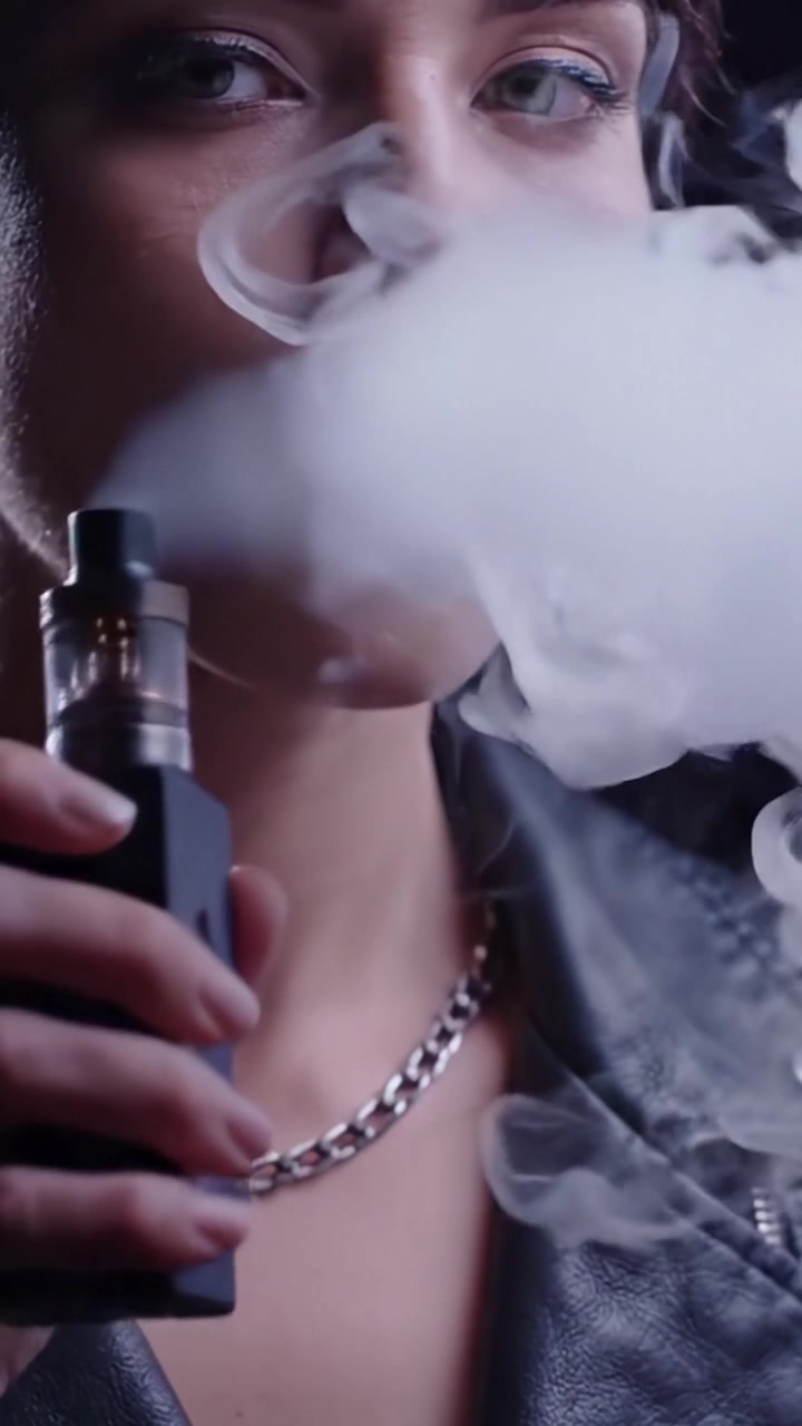 Un'esplorazione affascinante della cultura del vapore: un ritratto intimo di un vaper che cattura l'essenza dell'estetica moderna attraverso lo stile e il fumo