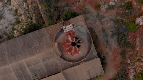 ruinas de fábrica de cal viva con techo oxidado en portugal, vista aérea de arriba hacia abajo, girando en el sentido de las agujas del reloj