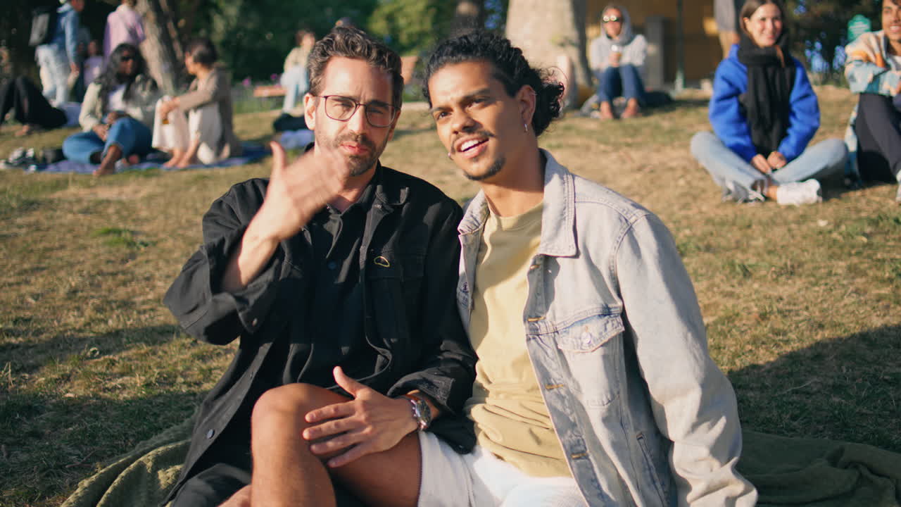 Couple se détendant dans un parc