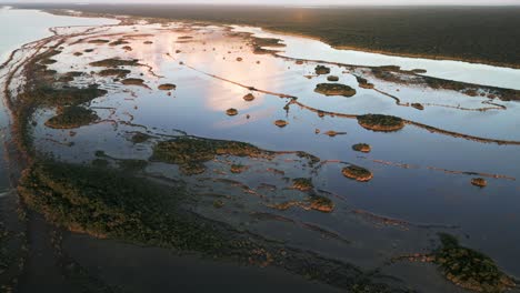Sieben-Farben-Lagune-In-Bacalar,-Mexiko-Resort-Strandstadt-Bei-Sonnenuntergang,-Drohnen-Luftaufnahmen