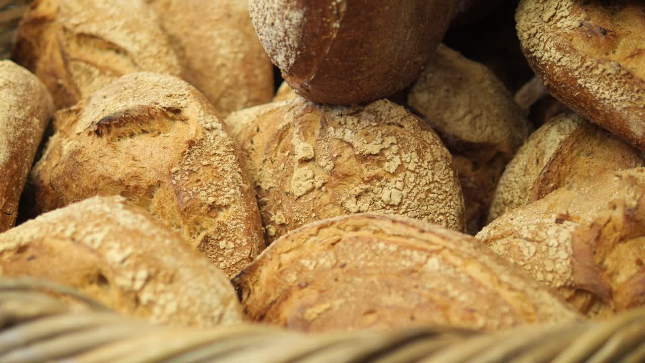 una canasta llena de panes recién horneados