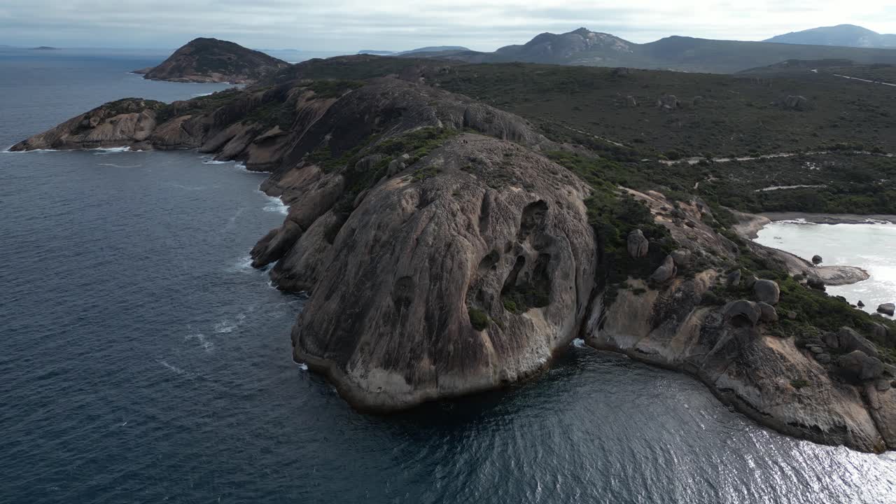 tomada de avión no tripulado de la costa de australia occidental durante un día nublado