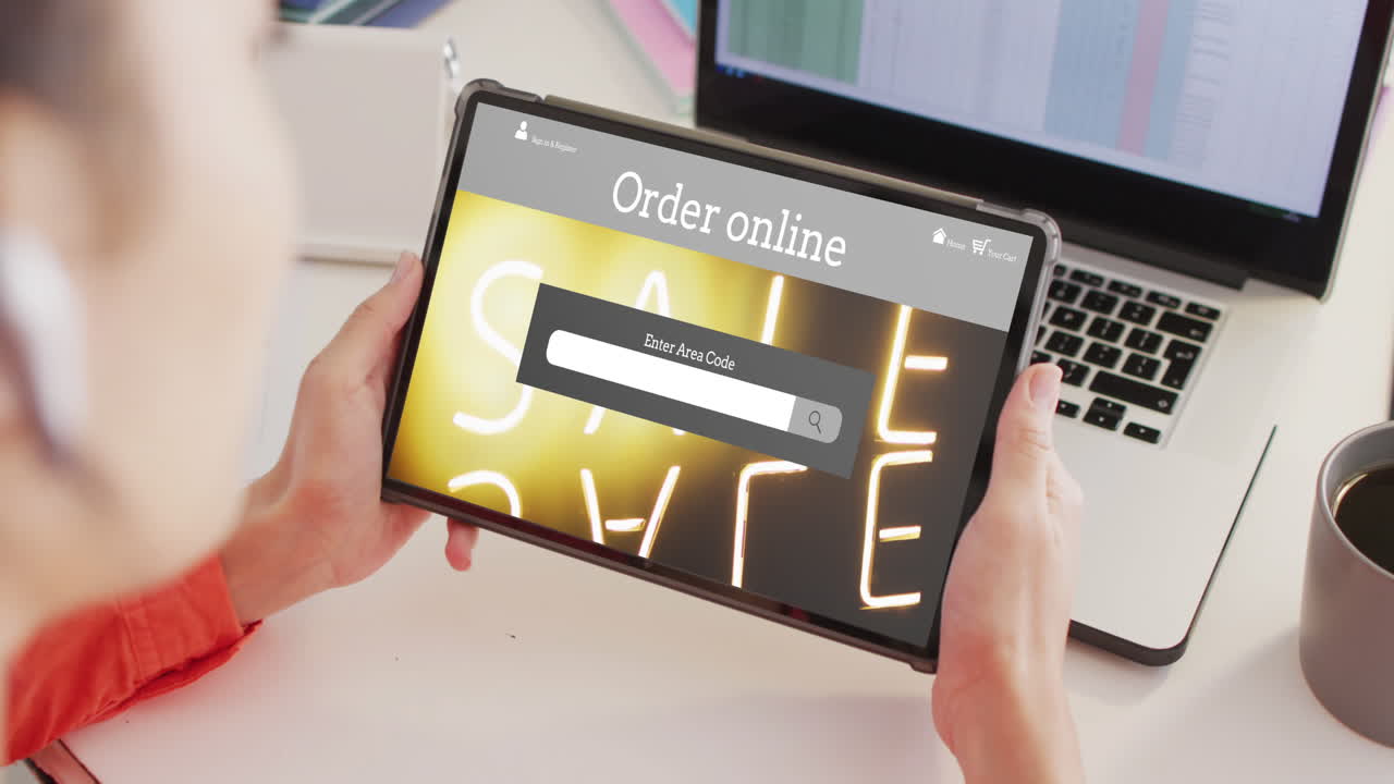 mujer caucásica en el escritorio usando tableta, compras en línea durante la venta, cámara lenta