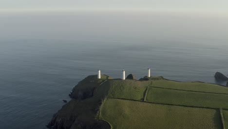 Antena-Costera-Irlandesa:-Faro-De-Hombre-De-Metal,-Tres-Torres-Protegen-A-Los-Marineros