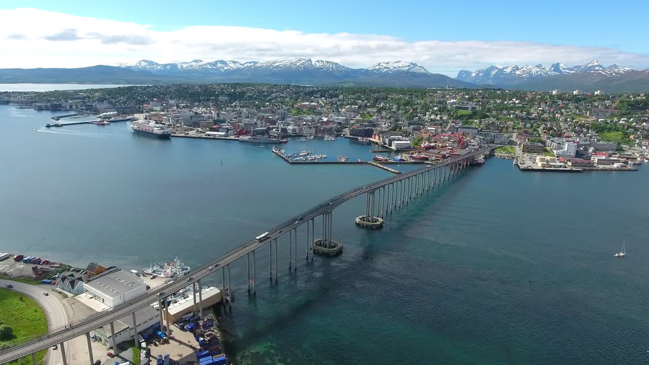 Filmato aereo di Tromsø, Norvegia. Tromsø è considerata la città più a nord del mondo con una popolazione superiore a 50.000 abitanti.