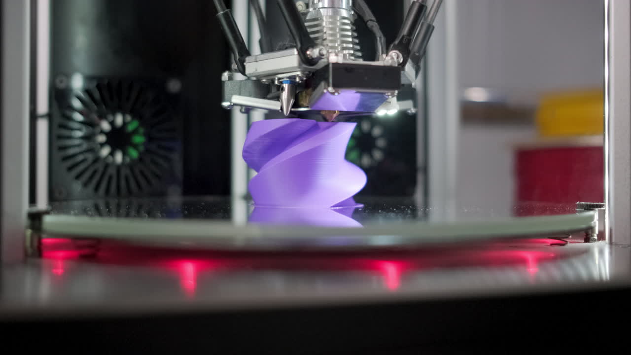 impresora 3d en acción imprimiendo un objeto en espiral púrpura