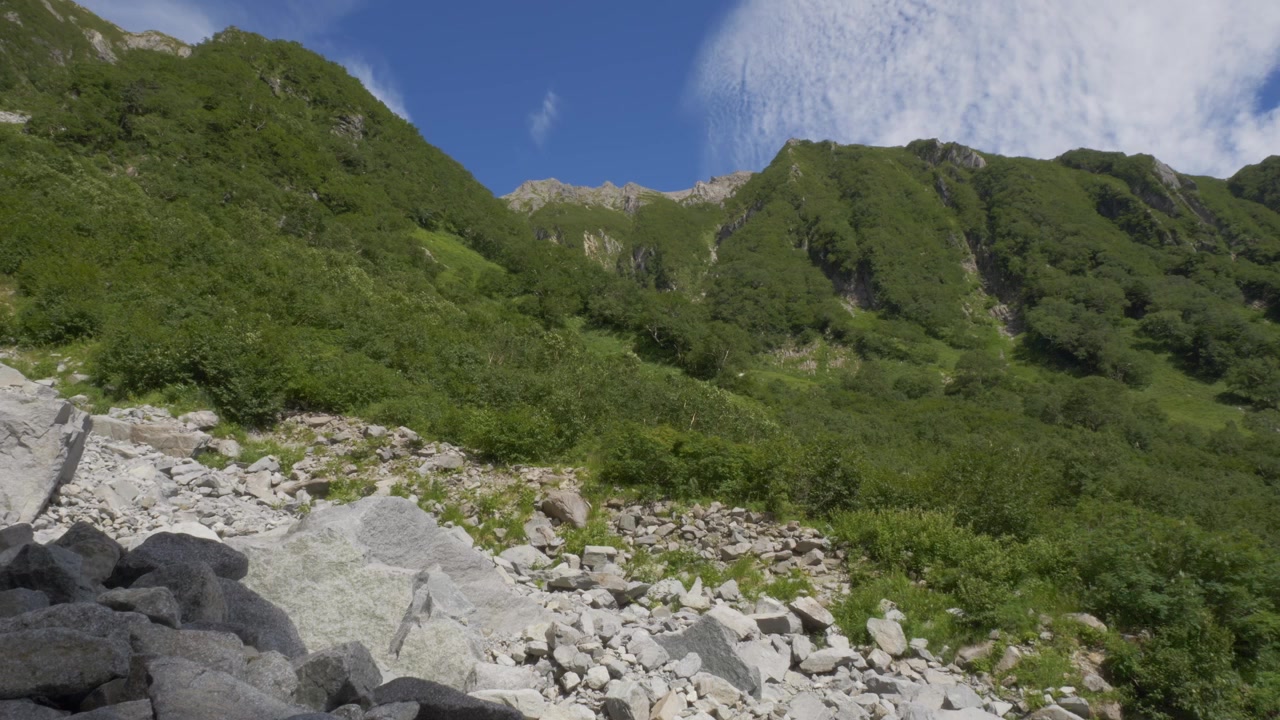 Medan terjal dan berbatu di Pegunungan Hida (Alpen Jepang Utara) di Nagano, Jepang. - Rekaman sudut rendah.