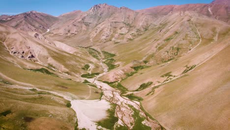 paisaje árido del valle con musgo en el río seco en la región de namangan cerca de los lagos de montaña arashan en uzbekistán