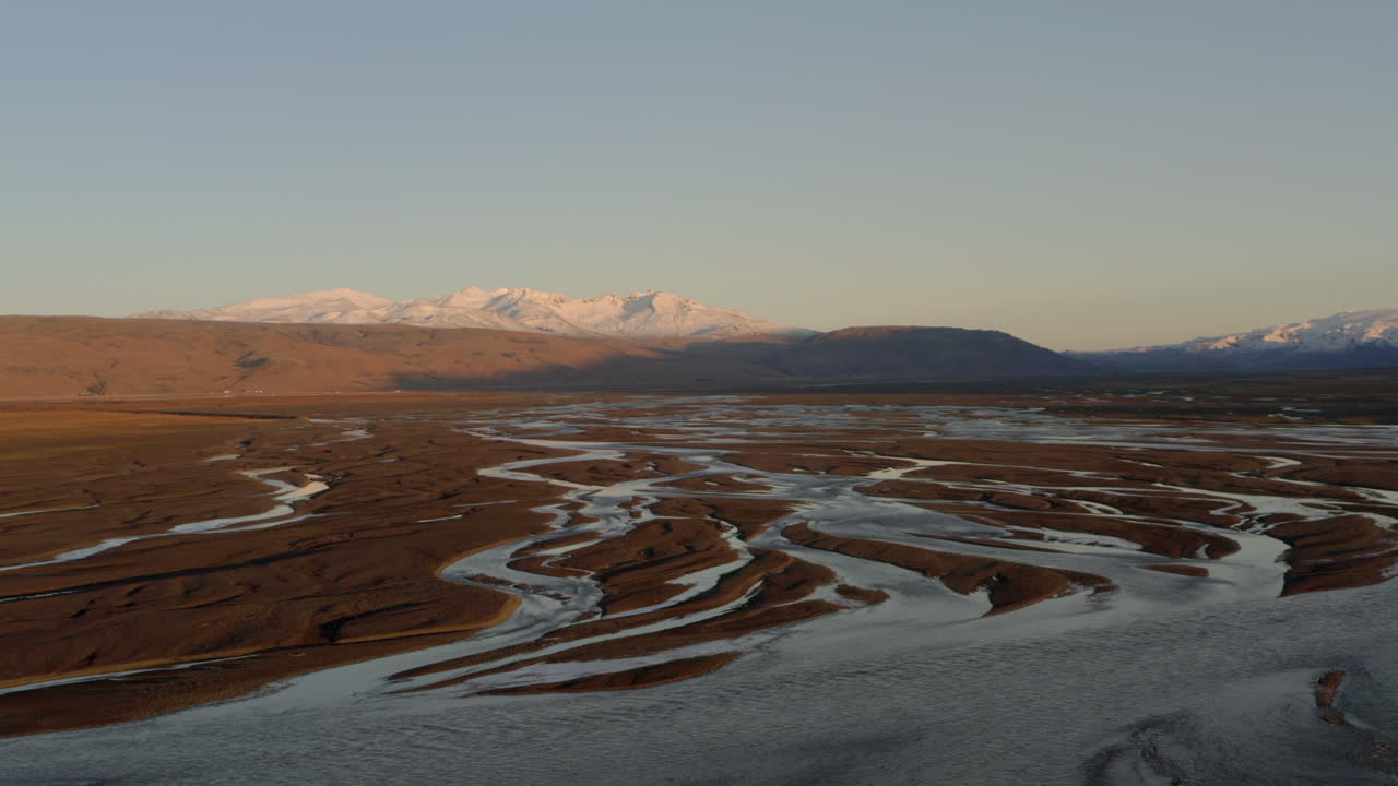 백그라운드에서 고원 산들과 아이슬란드 꼰 강 위로 공중 촬영 상승