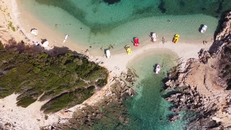 botes de pedales y una pequeña playa de arena blanca en las islas ksamil, albania - antena descendente de arriba hacia abajo