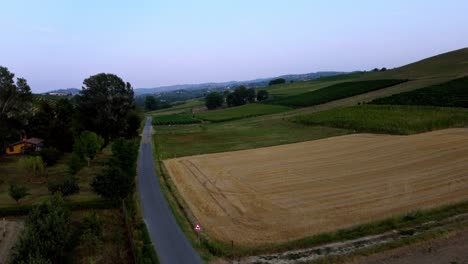 Drone-Elevándose-Alto-Revelando-Viñedos-De-Castagnole-Delle-Lanze-En-Piamonte,-Italia