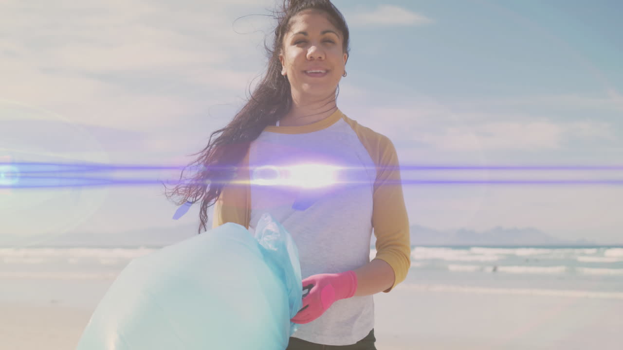 animación de luces sobre una mujer hispana sonriente recogiendo basura de la playa