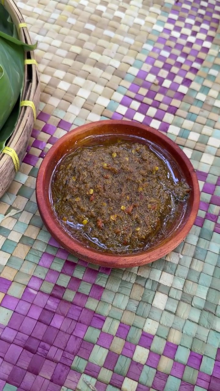 Perinteinen tulinen sambal-chilitahna savikulhossa.