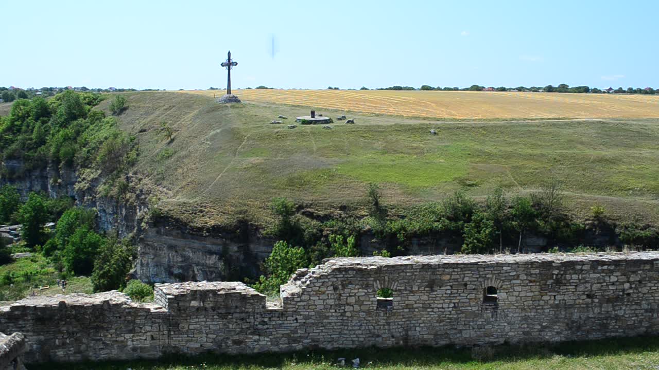Croce a Kamenetz-Podolsk, Ucraina. La croce è stata eretta in memoria dei caduti per la volontà dell'Ucraina.