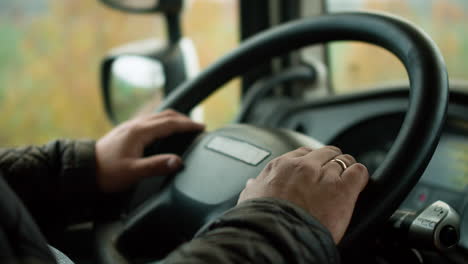 Hombre-Conduciendo-Un-Camion