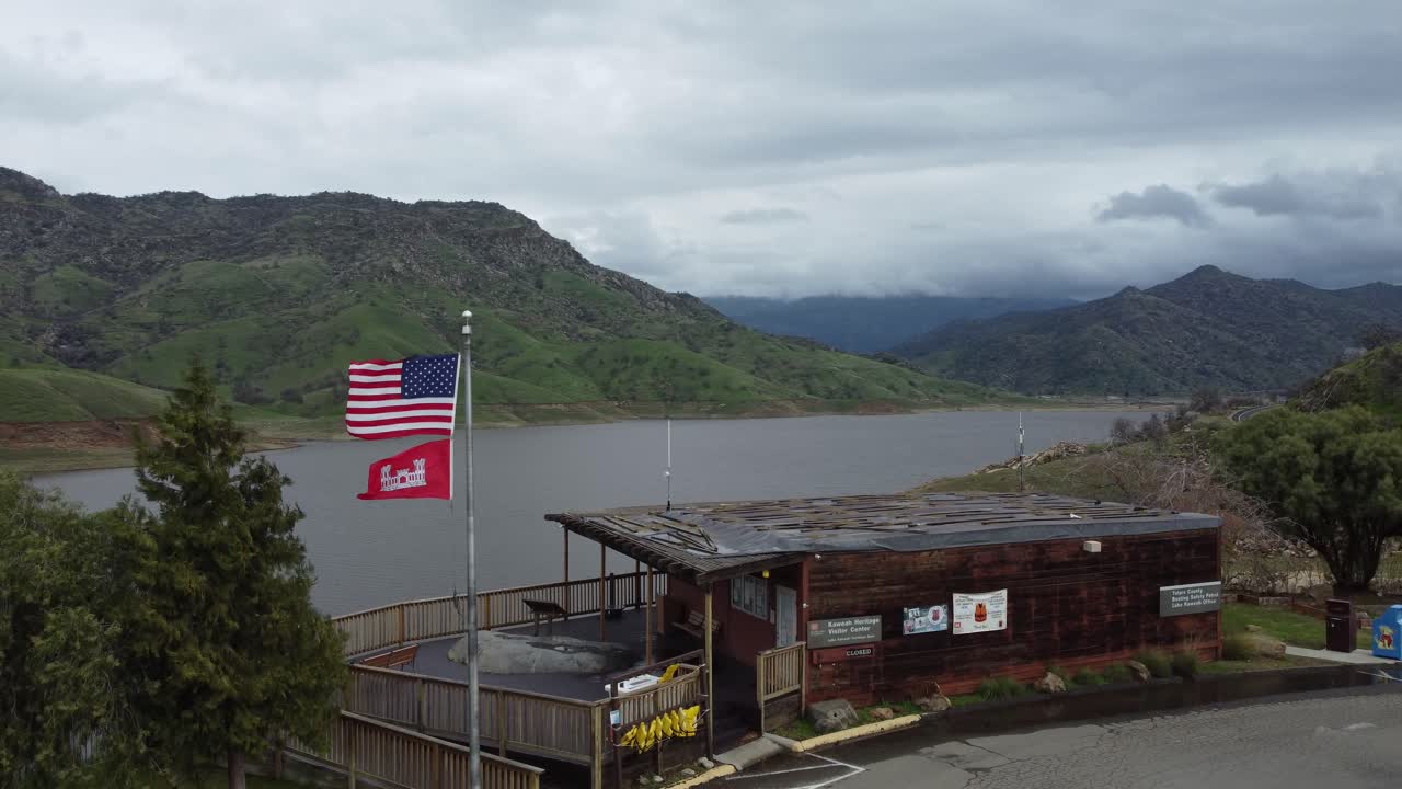 centro de visitantes del patrimonio kaweah con vista al área recreativa de roca resbaladiza del lago kaweah en tres ríos, california