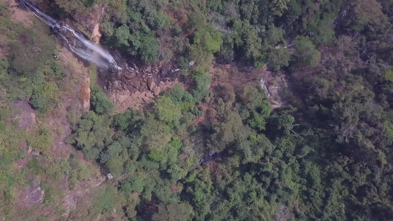 antena giratoria única y creativa de la cascada manchewe en malawi