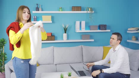 niña mostrando su ropa a su padre. padre e hija felices.