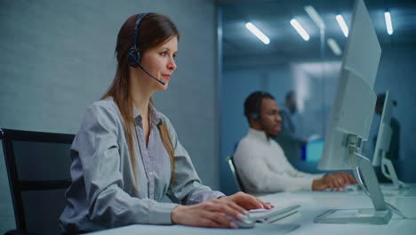 equipo de servicio al cliente trabajando en una oficina moderna