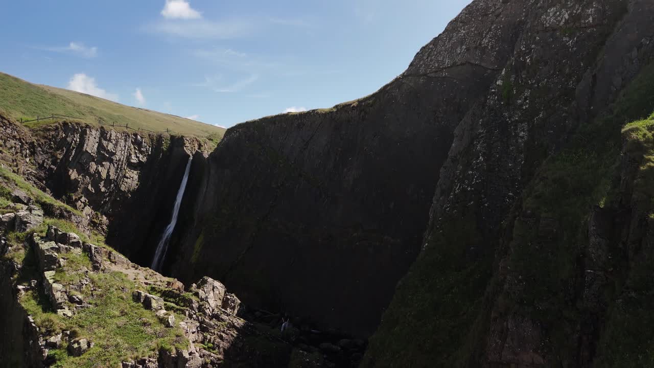Ripresa aerea con drone che rivela un suggestivo sistema di cascate situato in un'area di eccezionale bellezza naturale vicino al Mare Celtico nel Devon, Regno Unito.
