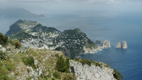 Schöne-Aussicht-Auf-Die-Faraglioni-Und-Die-Ganze-Insel-Capri-In-Italien-Vom-Höchsten-Punkt-Der-Insel,-Dem-Monte-Solaro