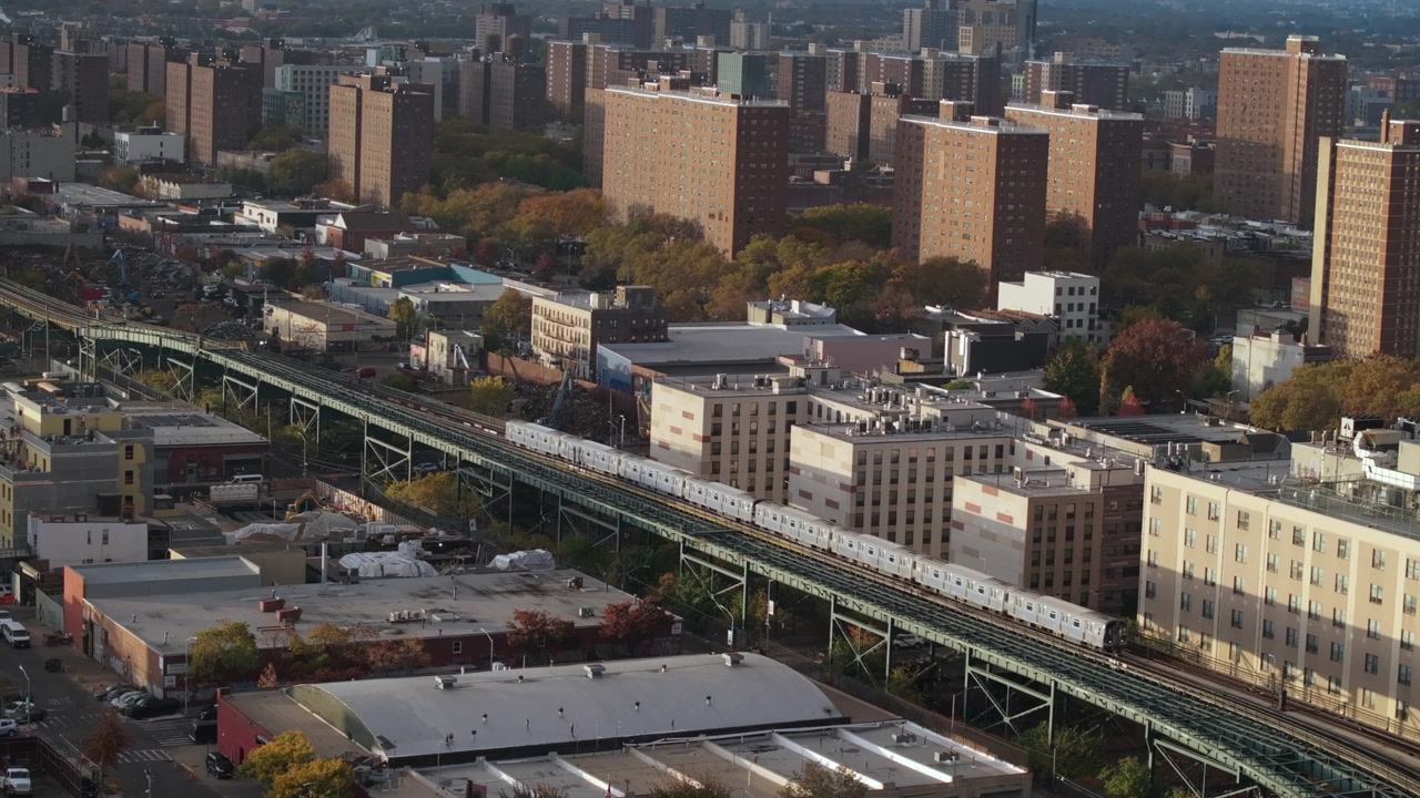 Veduta aerea della metropolitana all'alba. Scattata in una mattina d'autunno a New York City