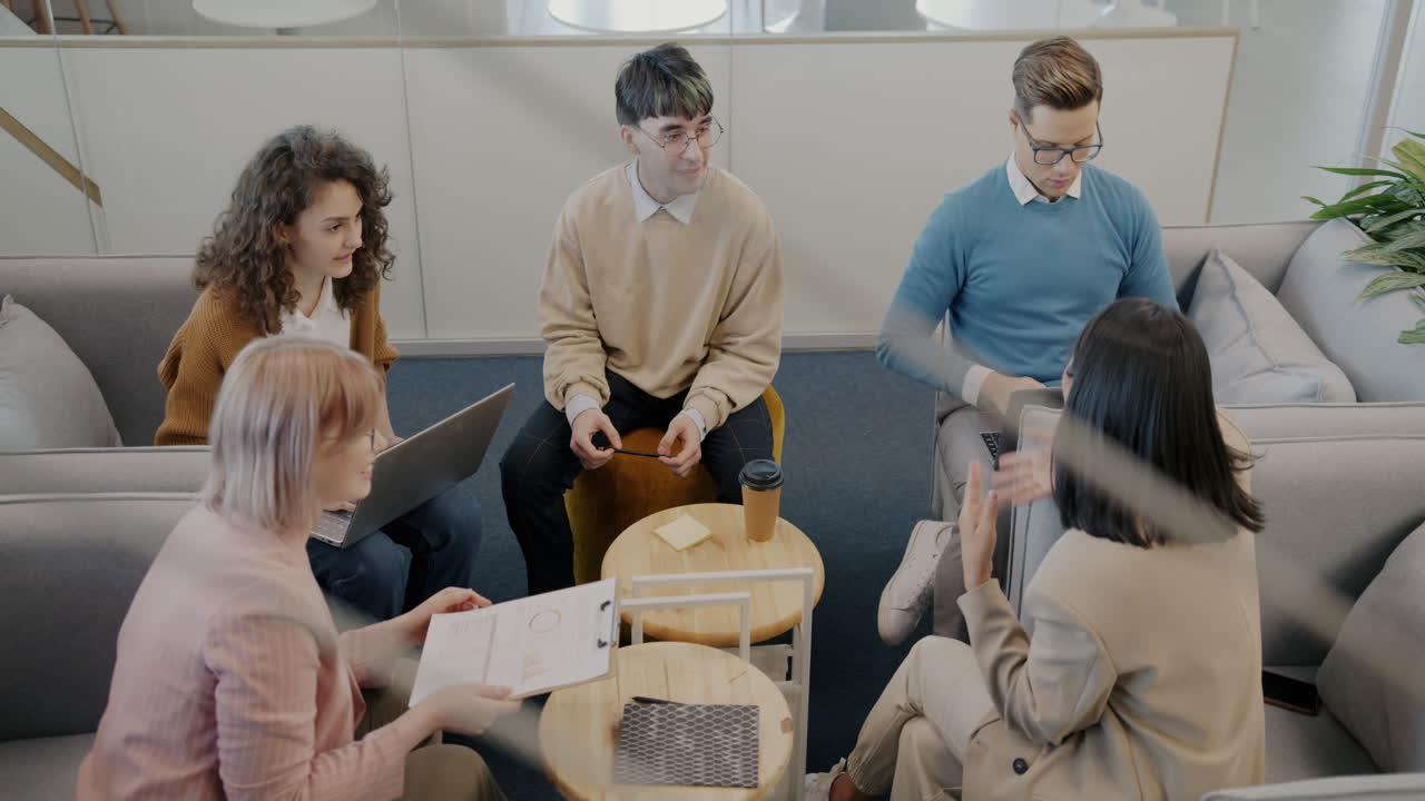 현대적인 사무실에서 비즈니스 팀 회의