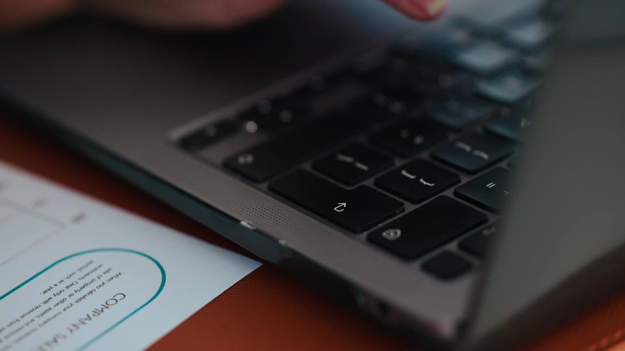 escribiendo en un teclado portátil