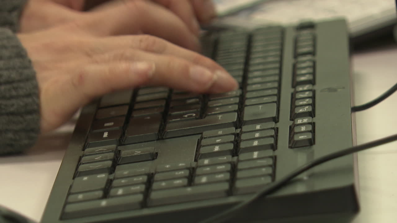persona que escribe en un teclado de computadora