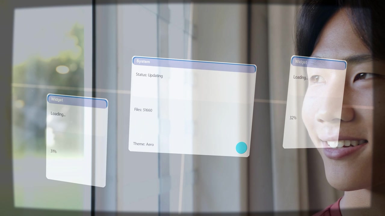 Remaja laki-laki menonton widget GUI transparan dengan pembaruan dimulai dan menunjukkan persentase dalam demo teknologi