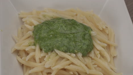 Traditionelle-Italienische-Trofie-Mit-Mediterranem-Pesto