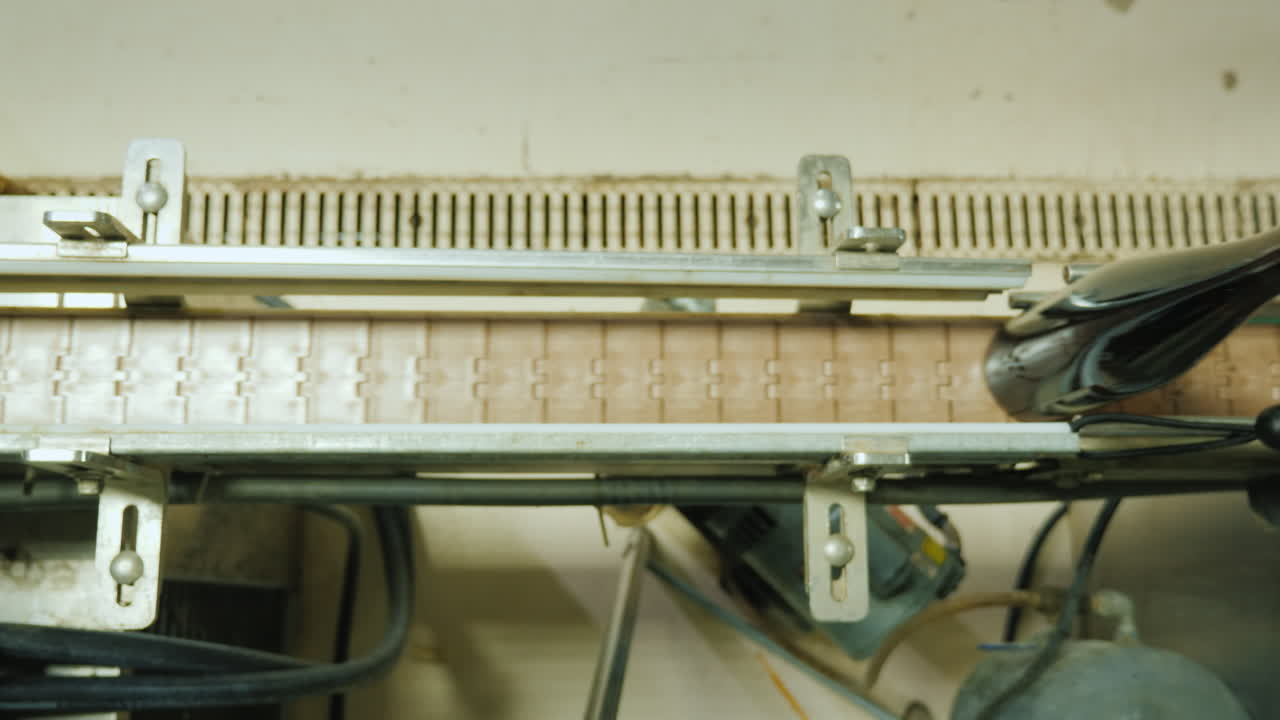 코르크 스토퍼로 닫힌 와인 병은 위에서 컨베이어 벨트 보기를 따라 이동합니다.