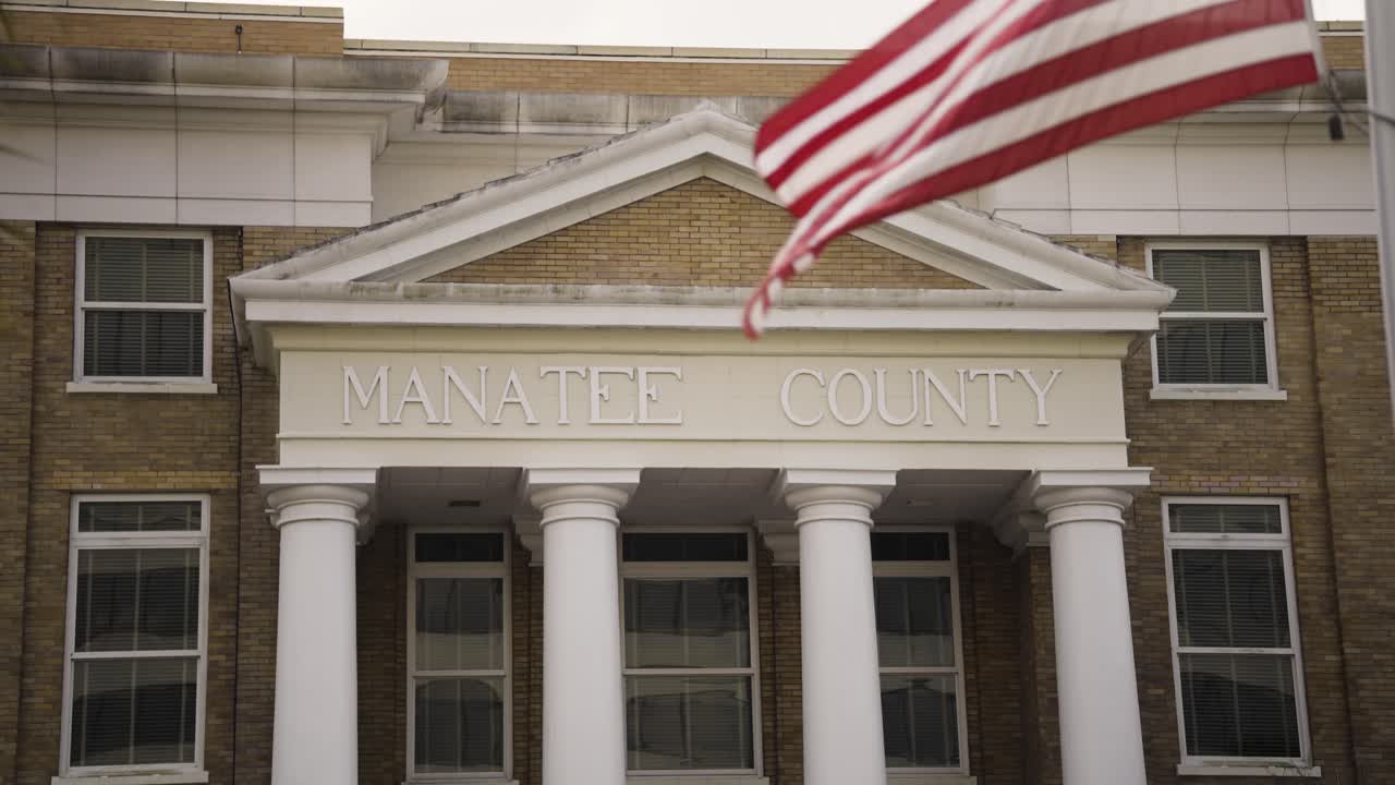 секретарь окружного суда с американским флагом.