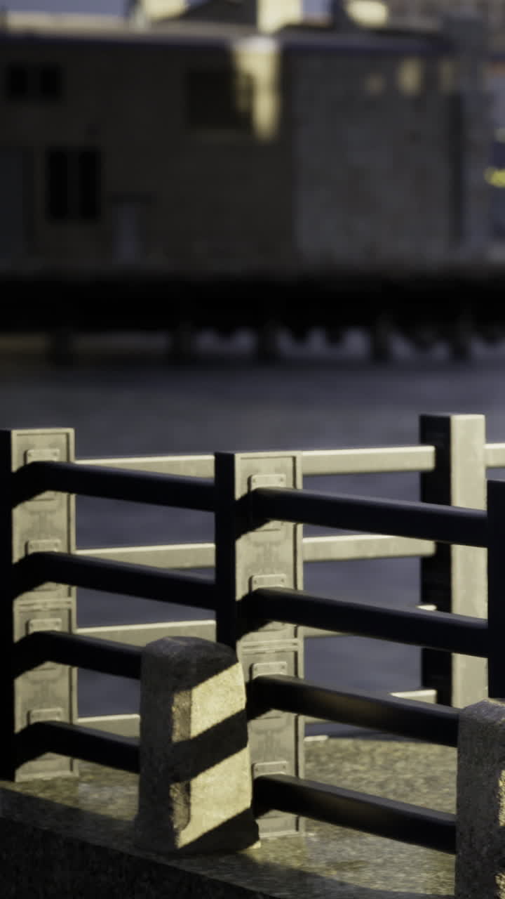 Recinzioni urbane di notte vicino a una strada tranquilla in un ambiente cittadino deserto.