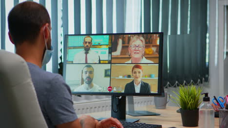 vista trasera de un hombre hablando en una llamada de video
