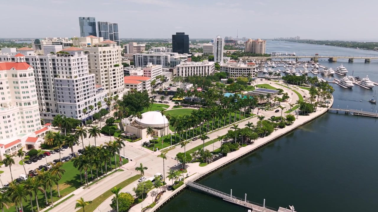 Aerea: edifici e paesaggio urbano di West Palm Beach di giorno in Florida, USA, ripresa con drone